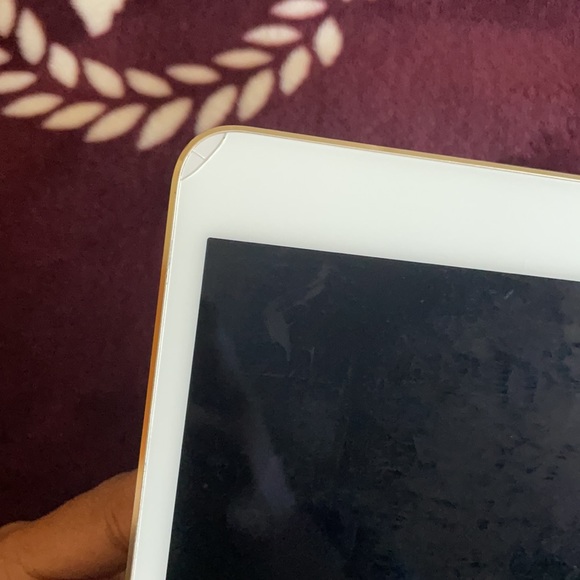 This is an old iPad Pro 10.5 inch. - Picture 2 of 5